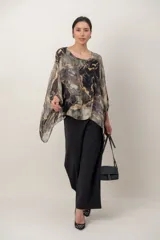 Blusa de seda estampada con diseño estilo pañuelo, cuello redondo y mangas murciélago holgadas.