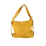Bolso de cuero color mostaza que se transforma en mochila. Tiene doble asa reforzada, cierre superior y bolsillos interiores.