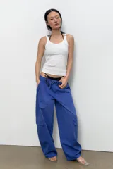 Musculosa de rib color gris claro melange, confeccionada en algodón, con escote redondo y tirantes finos.