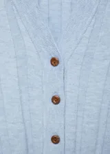 Cardigan de punto fino color celeste, con cuello en pico, cierre frontal con botones y diseño de canalé vertical.