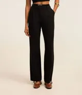 Pantalón recto de cintura alta color negro, confeccionado en punto roma con viscosa sostenible. Incluye trabillas en la cintura, pliegues y cinturón fino de material sintético con hebilla en forma de ocho.