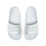 Ojotas Adidas modelo Adilette Aqua, color blanco con las icónicas tres bandas en tono iridiscente. Diseño slip-on con plantilla Cloudfoam para mayor amortiguación y material de secado rápido.