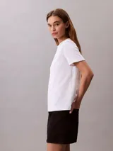 Remera de algodón de corte clásico, con cuello redondo y mangas cortas. Presenta el logo de la marca estampado en el pecho.