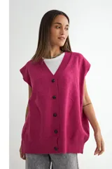 Chaleco de punto color fucsia, con escote en V, cierre frontal con botones negros y terminaciones en tejido acanalado.