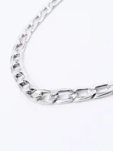 Collar de cadena con eslabones gruesos de metal plateado.