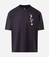 Remera boxy de algodón gris oscuro, con cuello redondo, mangas cortas y estampa localizada en el pecho con personajes de Los Cariñositos y Hello Kitty interactuando con estrellas.
