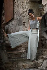 Pantalón palazzo gris melange de rústico de algodón, con tiro alto, bolsillos laterales, elástico en la espalda y faja ancha en la cintura.