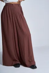 Pantalón sastrero marrón de corte palazzo, con botón, pasacinto y pretina trasera con elástico.