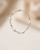 Pulsera doble de plata 925 con cuatro perlas de río intercaladas a lo largo de la cadena.
