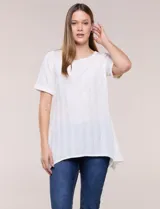 Blusa blanca de tejido de punto liviano con textura labrada en franjas verticales y caladas, de silueta evasé, con escote redondo, manga corta y ruedo asimétrico en picos.
