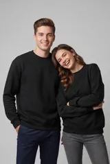 Buzo deportivo de corte clásico y escote redondo, confeccionado en tejido de algodón y poliéster. Presenta puños y ruedo acanalados, con un diseño minimalista y versátil.