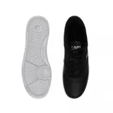 Championes Lacoste modelo L001 Set, de diseño urbano en color negro con suela blanca. Presenta el logo del cocodrilo bordado en el lateral y el nombre de la marca grabado en la suela.