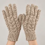 Guantes tejidos de lana con diseño de trenzas en el dorso y puños elásticos acanalados.
