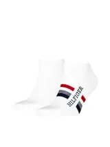 Pack de dos pares de medias blancas de corte corto tipo sneaker, con franjas en colores rojo, gris y azul marino, junto con el nombre y logo de la marca impreso en el empeine.