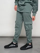 Pantalón cargo gris melange de algodón, poliéster y elastano, con bolsillos laterales tipo parche en las piernas y puños ajustados en los tobillos.