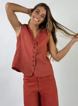 Chaleco de lino con escote en V y cierre frontal con botones. Presenta un diseño entallado y sin mangas, ideal para un look sofisticado y fresco.