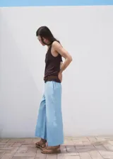 Pantalón de corte recto y diseño crop, confeccionado en una mezcla de lino y viscosa. Cuenta con cintura elástica, dos bolsillos laterales y forro interior.