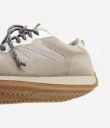 Championes de estilo runner retro de la marca Satinato, en color beige con detalles contrastantes en blanco y suela de goma.