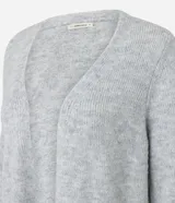 Cardigan largo de punto color gris, con diseño recto, cuello abierto sin cierre, mangas largas con puños acanalados y bolsillos frontales.