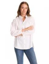 Camisa de corte oversize marca Grand & Greene, confeccionada en una mezcla de tencel, poliéster y elastano. Presenta cuello con solapa, cierre frontal con botones, mangas largas con hombros caídos y puños con botón. Incluye un bolsillo en el pecho, canesú trasero con tablón central y un bajo redondeado asimétrico, siendo más largo en la parte posterior.