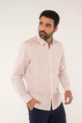 Camisa de manga larga Brooksfield con diseño de cuadros en tonos azules, blancos y negros. Presenta cuello clásico, cierre frontal con botones y logo bordado en el pecho.