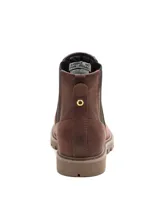 Botin Chelsea de Caterpillar para mujer, modelo Colorado W S Chelsea, confeccionado en cuero nobuk texturizado de color marrón. Presenta elásticos laterales negros con el logo de la marca impreso, punta redonda y suela de goma gruesa con tacos para mayor tracción.