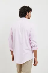 Camisa de vestir para hombre, color azul claro, de manga larga y cuello italiano. Tejido texturado y suave, confeccionada en una mezcla de algodón y poliéster.