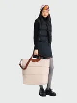 Bolso de viaje ampliable Longchamp de la línea Le Pliage Original, color marrón caqui con detalles en cuero marrón y herrajes metálicos plateados. Cuenta con asas de mano y correa de hombro ajustable y extraíble.