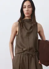 Pantalón de corte recto y pernera ancha, color verde militar con sutiles rayas verticales. Cuenta con cintura elástica con cordón ajustable y bolsillos laterales.
