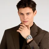 Reloj Maserati Velocita con caja de acero inoxidable plateada de 43mm y brazalete de acero inoxidable. Esfera plateada con subesferas funcionales, movimiento de cuarzo Miyota JS25, cristal mineral, cronógrafo, taquímetro, ventana de fecha y manecillas luminiscentes. Resistente al agua hasta 100 metros.