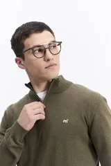 Buzo de punto con medio cierre frontal, cuello elevado y puños acanalados. Presenta un pequeño logo bordado en el pecho.