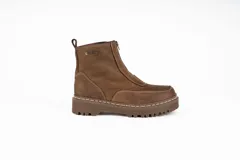 Bota corta de cuero negro con cierre frontal y suela track dentada. Diseño de caña baja con costuras reforzadas y forro interior de felpa.