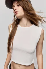 Top de textura acanalada y calce al cuerpo, sin mangas, con cuello redondo y diseño de espalda abierta con lazo para anudar.