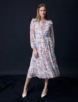 Vestido midi de gasa estampada marca Julia Jordan, con cuello a la base fruncido, escote en V y lazo de ajuste. Cintura con lazo de ajuste, manga larga con puño elastizado y forro interno.
