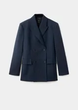 Blazer de corte recto y diseño de raya diplomática, con cuello de solapa con muesca, cierre frontal de doble botonadura y mangas largas con puños abotonados. Cuenta con forro interior y dos bolsillos de solapa en la parte frontal.