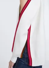 Sweater blanco de punto con corte recto, cuello redondo y mangas largas con detalle calado en los hombros.