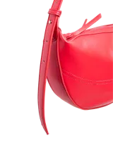 Cartera de hombro de poliuretano efecto cuero color negro, de diseño curvo con cierre superior con cremallera y costuras decorativas. Incluye correa ajustable para el hombro.