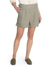 Short de tiro alto confeccionado en lino, con diseño de pinzas frontales, bolsillos laterales y detalle de hebillas ajustables en la cintura. Presenta un ruedo con dobladillo y cierre frontal.