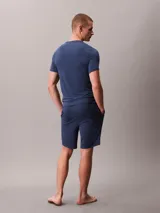 Shorts de pijama Calvin Klein de modal extrasuave color azul marino, con diseño sin cierres, bolsillos en las costuras laterales y cinturilla elástica.