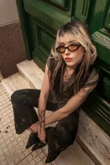 Collar plateado con cadena de eslabones, detalles de acero quirúrgico hipoalergénico y dije de candado con forma de corazón y llave.