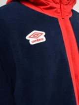 Campera de polar blanca con capucha y detalles en azul marino, con cierre frontal completo. Presenta el logo de Umbro y el escudo del Club Nacional de Football en el pecho.