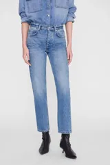 Pantalón jean recto de tiro alto con lavado clásico y diseño de inspiración urbana.