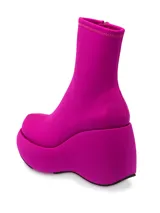 Bota corta fucsia de lycra con plataforma y taco de cuña.