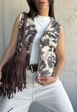Chaleco con estampado de vaca, cuello en V y botones metálicos.