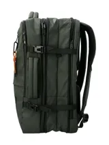 Mochila y maletín RKF de color verde militar, fabricada en poliéster reciclado repelente al agua. Cuenta con tres compartimentos independientes con cierre, compartimento para laptop de 15 pulgadas, triple bolsillo frontal, mango lateral, correas ajustables y detalles en color naranja.