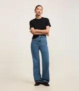 Blusa de ribana color marrón, con cuello redondo ajustado y mangas cortas.