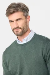 Buzo tejido de algodón y cashmere, de cuello redondo y manga larga, en color verde oscuro melange.