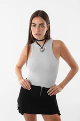 Body blanco de morley pesado, con escote deportivo y sin mangas.