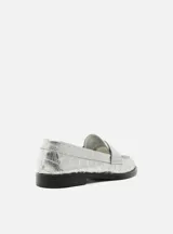Mocasín plateado con textura croco, marca Arezzo.