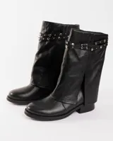 Bota de cuero vacuno color negro, con caña media, taco de madera bajo y cierre lateral.